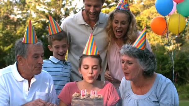 Щаслива сім'я, що святкує день народження і плескає руками — стокове відео