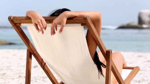 Woman resting on deck chair — Stock Video