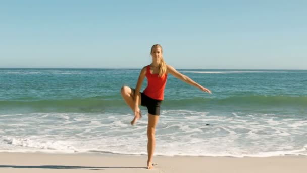 Vrouw uit te werken op het strand — Stockvideo