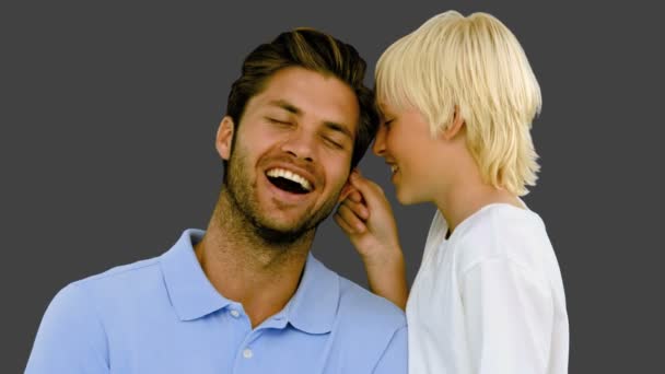 Zoon knijpen het oor van zijn vader op grijze achtergrond — Stockvideo
