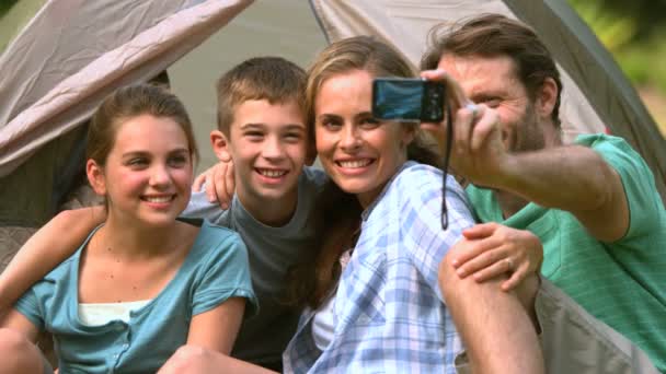 Nemen van een foto van zichzelf en gelukkige familie — Stockvideo