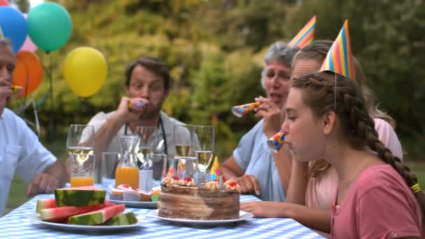 Menina soprando as velas em seu bolo de aniversário — Vídeo de Stock