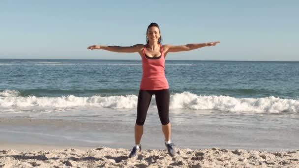Щаслива жінка, що працює на пляжі — стокове відео