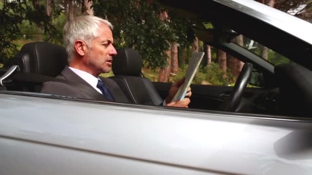 Biznesmen w samochód srebrny — Wideo stockowe