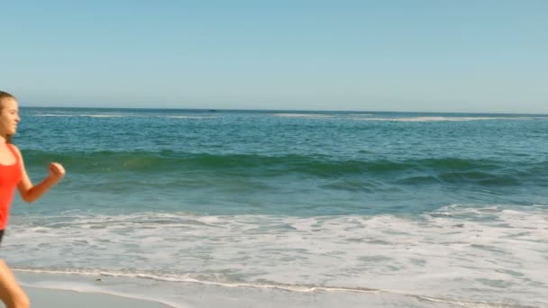 Mujer corriendo en la playa — Vídeos de Stock