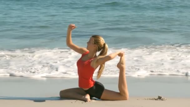 ビーチでワークアウトのきれいな女性 — ストック動画