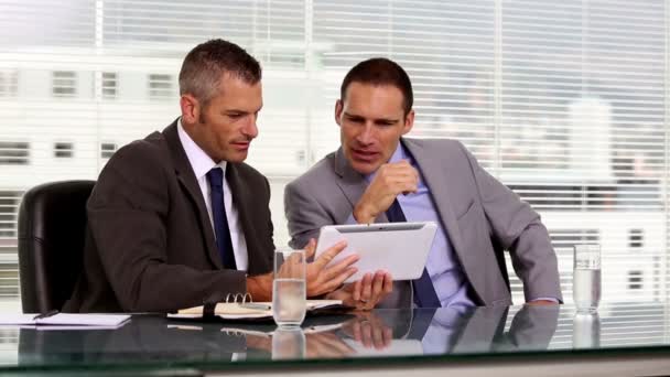Uomini d'affari che lavorano insieme su un tablet — Video Stock