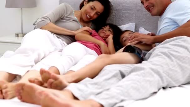 Familie spelen samen op een bed — Stockvideo