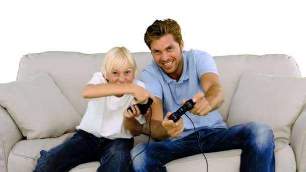Padre e hijo jugando videojuegos sobre fondo blanco — Vídeo de stock
