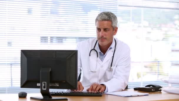 Doctor using his computer — Stock Video
