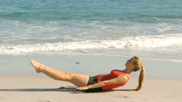 Mujer feliz haciendo ejercicio en la playa — Vídeo de stock