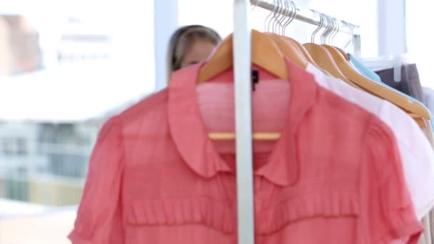 Aantrekkelijke vrouw doen winkelen in kleding winkel — Stockvideo