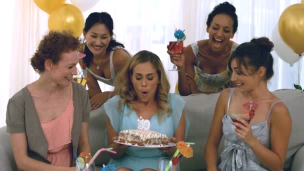 Kobieta świętująca swoje urodziny — Wideo stockowe
