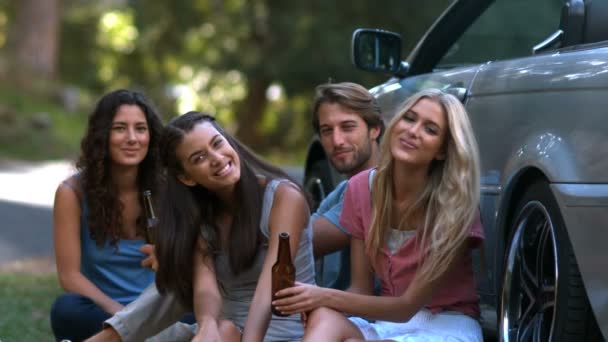 Friends sit on the floor while drinking beers — Stock Video