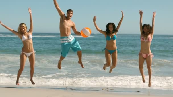 Happy vänner hoppar och leker på stranden — Stockvideo