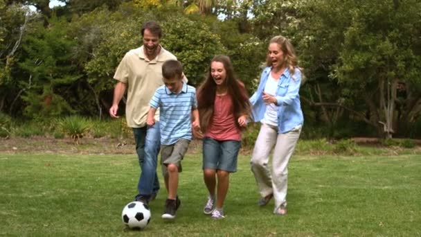 Familia jugando fútbol — Vídeo de stock