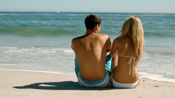 Ευτυχισμένο ζευγάρι στην παραλία — Αρχείο Βίντεο