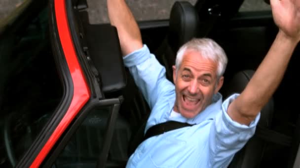 Мужчина поднимает руки в машине — стоковое видео