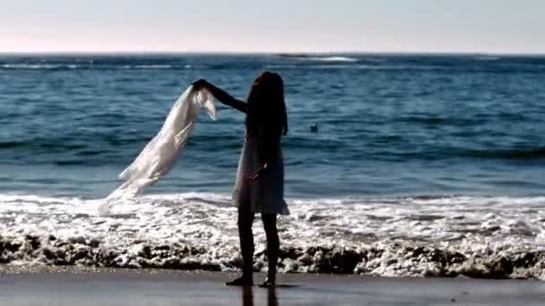 Žena zvyšování její sarong v ovzduší — Stock video