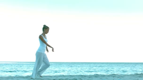 Atractiva mujer bailando en la playa — Vídeos de Stock