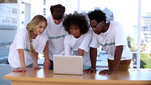 Groep vrijwilligers met behulp van laptop samen — Stockvideo