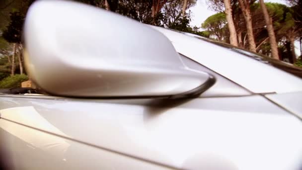 一辆银色的车的女人 — 图库视频影像