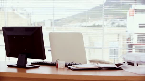 Doctor sitting behind his desk — Stock Video