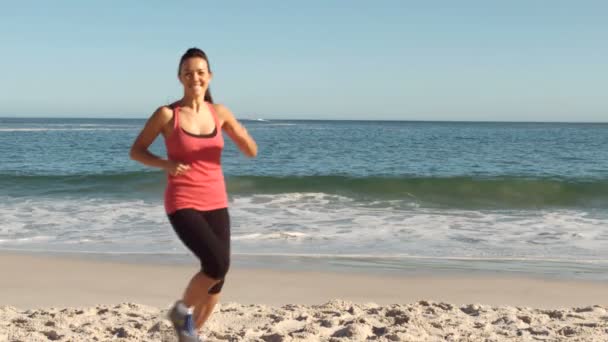 Mulher alegre trabalhando na praia — Vídeo de Stock