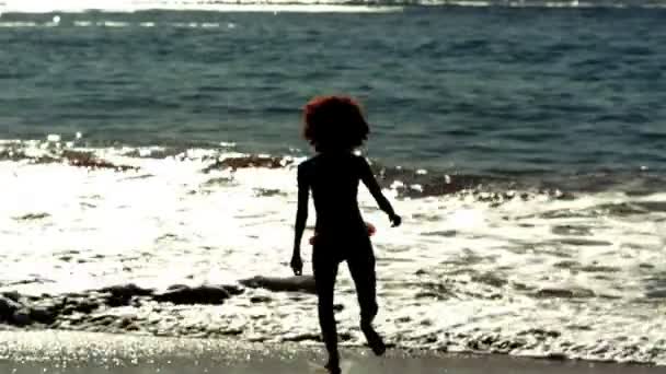 Женщина бежит и прыгает в море — стоковое видео