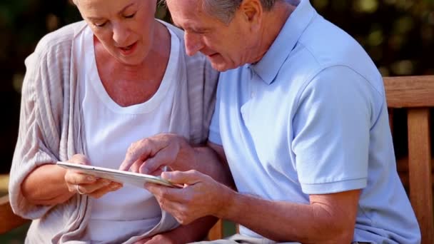 Casal de idosos usando comprimido digital — Vídeo de Stock