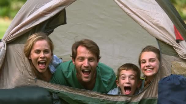Familia feliz divirtiéndose juntos en una tienda de campaña — Vídeos de Stock