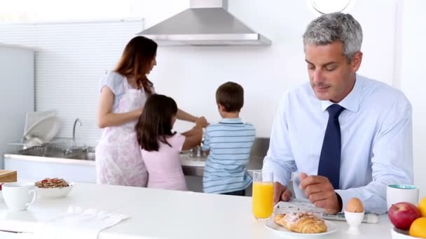 Family cooking breakfast — Stock Video