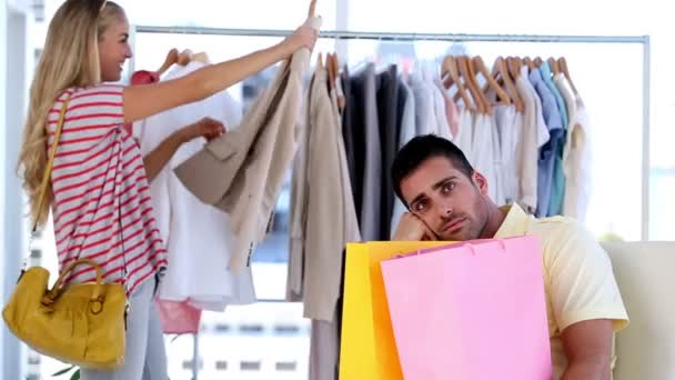 Homem entediado enquanto sua namorada está fazendo compras — Vídeo de Stock