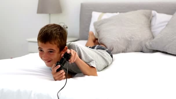 Criança jogando jogos de vídeo — Vídeo de Stock
