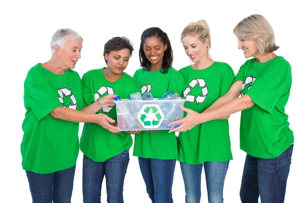 Equipe de ativistas ambientais femininas segurando caixa de reciclável — Fotografia de Stock