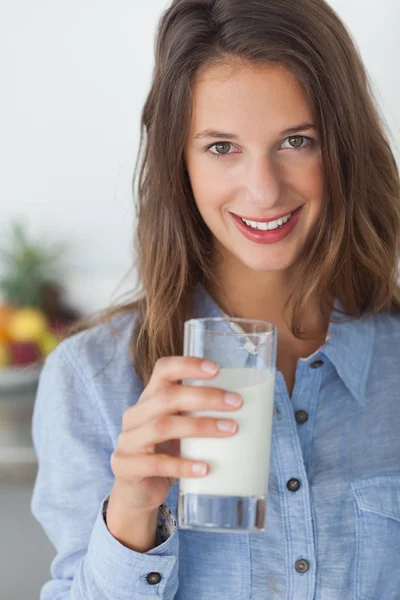 Jolie femme tenant un verre de lait — Photo