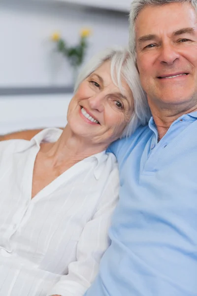 Elderly couple embracing — Stock Photo, Image