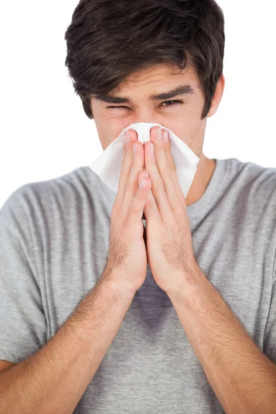 Porträt eines Mannes, der sich die Nase pustet — Stockfoto