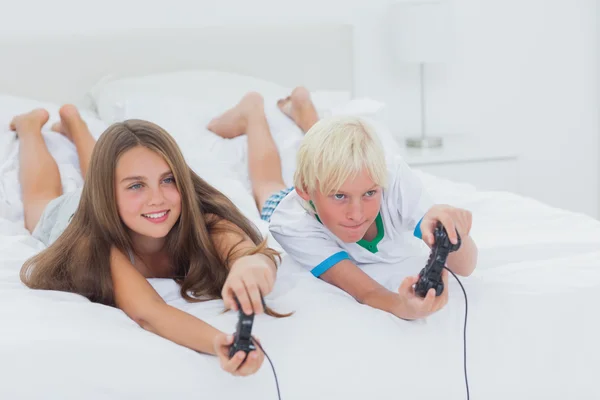 Siblings playing video games — Stock Photo, Image