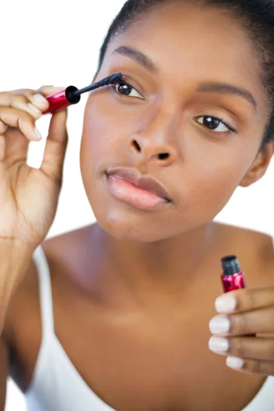 Junge Frau verwendet Wimperntusche für ihre Wimpern — Stockfoto