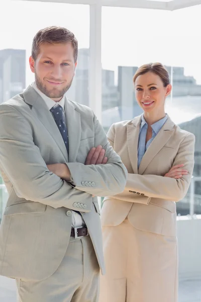 Glückliche Geschäftspartner mit verschränkten Armen — Stockfoto