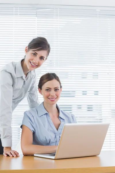 Jóvenes empresarias sonriendo a la cámara — Foto de Stock