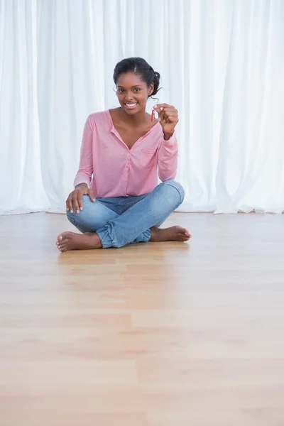 Joyeux jeune femme montrant ses nouvelles clés de la maison — Photo