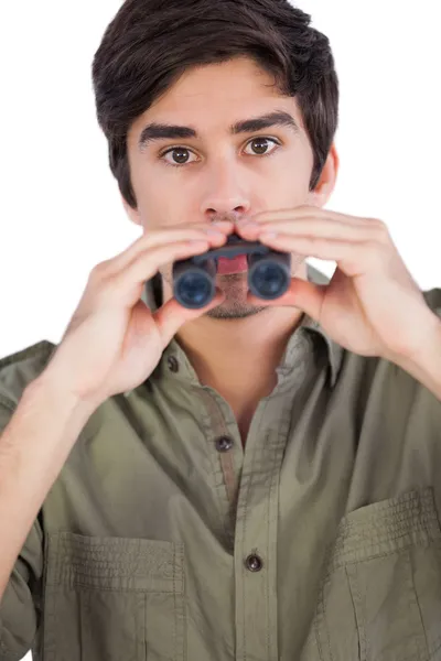 Homem segurando binóculos — Fotografia de Stock