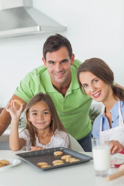 Familjen poserar i köket med hembakade kakor — Stockfoto