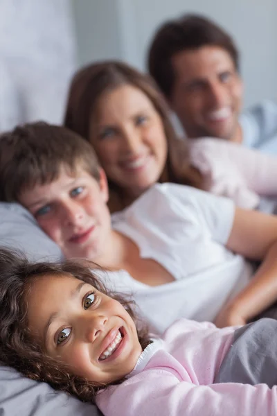 Glückliche Familie liegt im Bett — Stockfoto