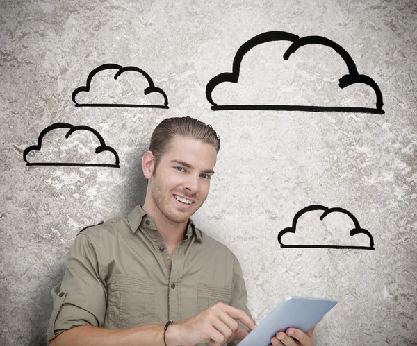 Uomo sorridente utilizzando un computer tablet — Foto Stock