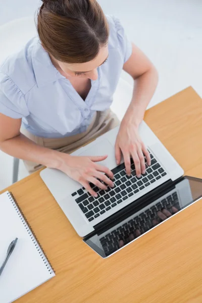 Zakenvrouw typen op haar laptop overhead — Stockfoto