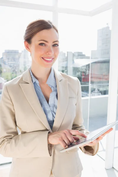 Glückliche Geschäftsfrau mit ihrem Tablet-PC — Stockfoto