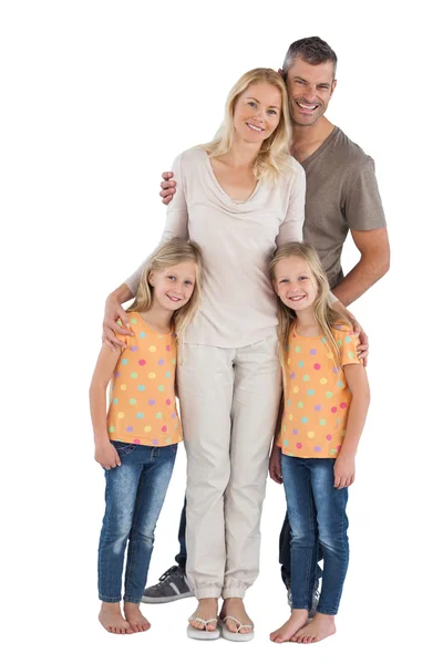 Glückliche Familie lächelt in die Kamera — Stockfoto